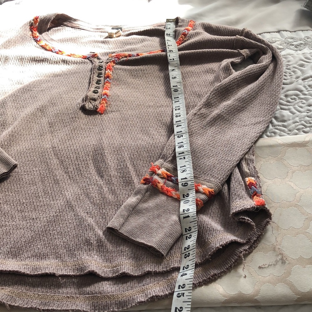 ☘️ Host Pic☘️ We The Free sweater/top embroidered cuffs and neckline Size Small - Picture 4 of 7